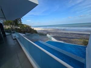 una vista dell'oceano dal balcone di una spiaggia di Apartamento en Playa Corona Ph Patricia Italia a La Chumicosa