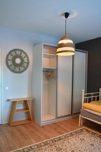 - une chambre dotée d'un placard avec un lit et une lampe dans l'établissement Entire Furnished 2-room apartment with free parking, near big shopping malls, à Turku