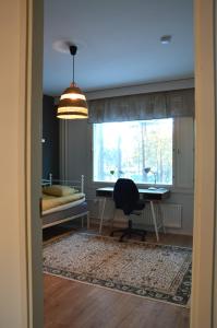 Cette chambre comprend un bureau, un lit et une fenêtre. dans l'établissement Entire Furnished 2-room apartment with free parking, near big shopping malls, à Turku