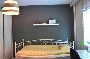 - une chambre avec un lit et un mur noir dans l'établissement Entire Furnished 2-room apartment with free parking, near big shopping malls, à Turku