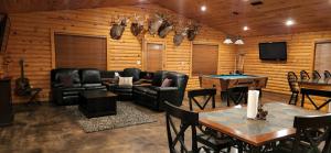 Posezení v ubytování The Lodge Cabin