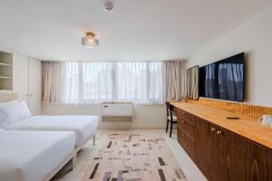 TV a/nebo společenská místnost v ubytování Longchamps l Zamalek l Boutique Hotel with Breakfast