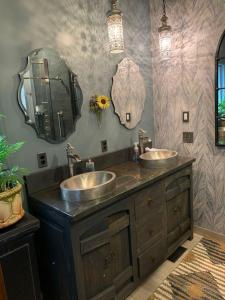 een badkamer met twee wastafels en een grote spiegel bij Riverhouse Hidden Gem in The Dalles