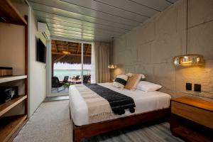 Postel nebo postele na pokoji v ubytování Casa Aakal Lagoon Front + 21 fotografií