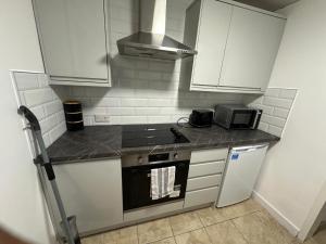 Η κουζίνα ή μικρή κουζίνα στο Self contained basement flat near Jesmond Metro