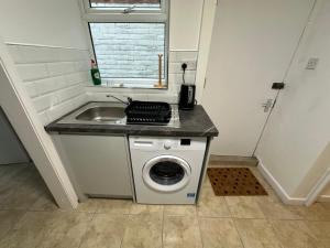 Η κουζίνα ή μικρή κουζίνα στο Self contained basement flat near Jesmond Metro