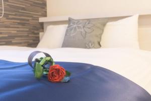 una rosa roja sentada sobre una cama en Elisabeth Hakata, en Fukuoka 29 fotos más