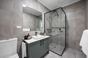 un baño con lavabo y ducha en Olive Lane at Mount Barker Workspace, Wi-Fi, en Mount Barker 32 fotos más