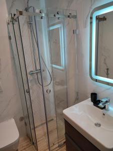 a bathroom with a shower and a toilet and a sink at Appartement Haut standing et Piscine in Tangier +5 photos