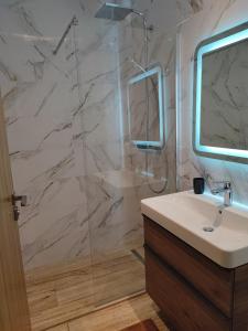 a bathroom with a sink and a shower at Appartement Haut standing et Piscine in Tangier