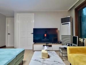 ソウルにあるMid-century design Modern houseのリビングルーム(大画面テレビ、ソファ付) +35枚の写真