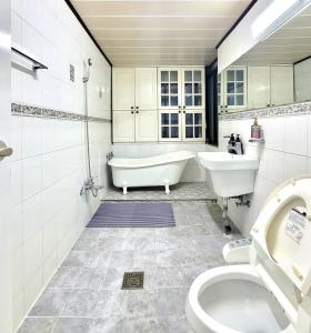 ソウルにあるMid-century design Modern houseの浴槽、トイレ、洗面台を備えたバスルーム