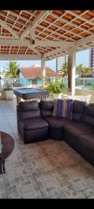 a living room with a couch and a pool table at Martin de Sá - Casa da Olivia in Caraguatatuba