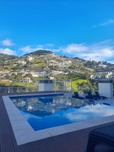 una piscina en el tejado de una casa en Art House Madeira I, en Caniço