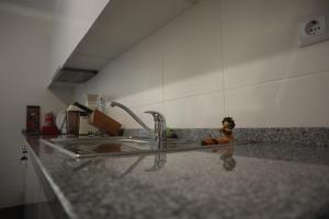 una encimera con fregadero y aaucet en Art House Madeira I, en Caniço 23 fotos más