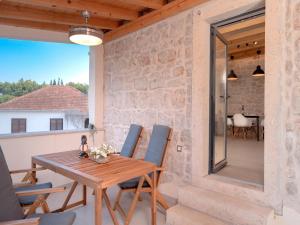 ein Esszimmer mit einem Tisch und Stühlen auf einer Terrasse in der Unterkunft Nicely decorated house with top roofed terrace in Vrboska