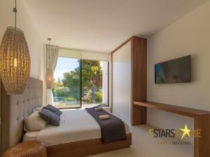 En eller flere senge i et værelse på Beachside Pau Villa with Pool + 33 billeder