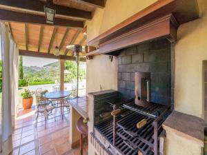 een buitenkeuken met een fornuis en een patio bij Son Beltran villa with Pool in Valldemossa
