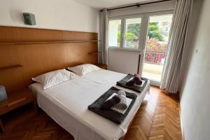 Postel nebo postele na pokoji v ubytování Apartment Maslinica 774b