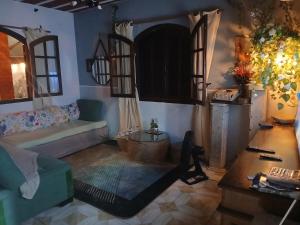 马里卡HOSTEL em Itaipuaçu próximo a praia e terminal da rua 01的带沙发和桌子的客厅