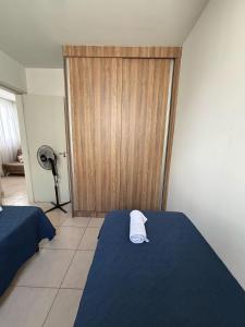 a room with two beds and a wooden door at Apartamento Toscana in Franca