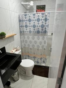 ein Badezimmer mit Toilette und Dusche in der Unterkunft Vila Negreiros Serra Negra Casa 1 in Bezerros