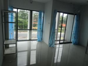 Cette chambre vide dispose de 2 grandes fenêtres avec des rideaux bleus. dans l'établissement มังกรเลโฮลเทลกระบี่ Mangkonlay Hostel Krabi, à Ban Khlong Chi Lat