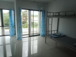 Postel nebo postele na pokoji v ubytování มังกรเลโฮลเทลกระบี่ Mangkonlay Hostel Krabi