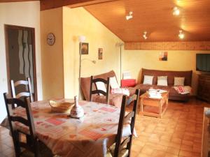 un salon avec une table et un canapé dans l'établissement Apartment in Chatel with Valley Views, à Châtel