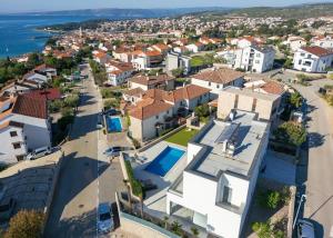 una vista aerea di una villa in un sobborgo di Luxury villa with a swimming pool Krk - 23992 a Krk