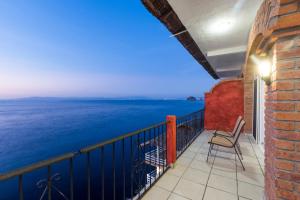 Balkón nebo terasa v ubytování Traditional Sierra Leon Oceanfront Rooms - Adults Only
