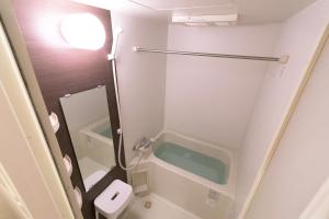 Un baño pequeño con inodoro y lavabo. en Elisabeth Hakata, en Fukuoka