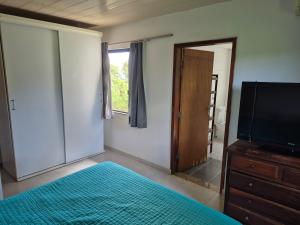 TV a/nebo společenská místnost v ubytování Chácara do Vale