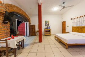 Postel nebo postele na pokoji v ubytování Traditional Sierra Leon Oceanfront Rooms - Adults Only