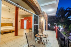 Balkón nebo terasa v ubytování Traditional Sierra Leon Oceanfront Rooms - Adults Only