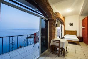 Postel nebo postele na pokoji v ubytování Traditional Sierra Leon Oceanfront Rooms - Adults Only