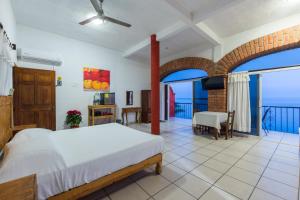 Postel nebo postele na pokoji v ubytování Traditional Sierra Leon Oceanfront Rooms - Adults Only