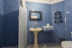 Koupelna v ubytování Traditional Sierra Leon Oceanfront Rooms - Adults Only
