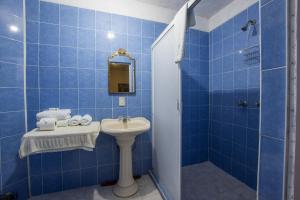 Koupelna v ubytování Traditional Sierra Leon Oceanfront Rooms - Adults Only