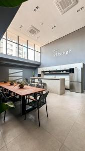 a dining room with a table and chairs and a kitchen at Studio 306 Simple Manaira Excelente Localização in João Pessoa