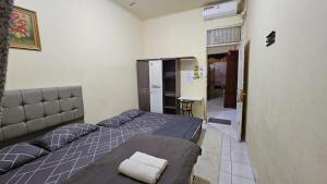 En eller flere senge i et værelse på Penginapan Bunga Sonsang Padang Syariah