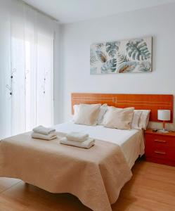sypialnia z łóżkiem i dwoma ręcznikami na nim w obiekcie Cala Chica Suites 2 hab con vistas al mar y terraza w mieście El Cabo de Gata +15 zdjęć