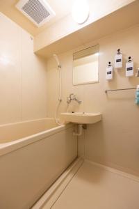 un baño con lavabo y bañera en Minami-Fukuoka Good Place House, en Fukuoka
