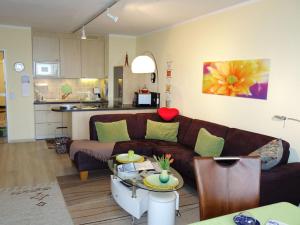 una sala de estar con un sofá y una mesa en my, your, our holiday apartment, en Cuxhaven