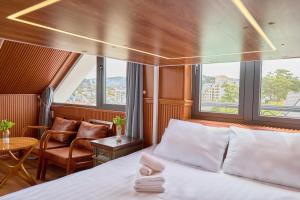 Letto o letti in una camera di Lotus Hotel Đà Lạt
