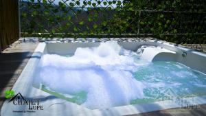 PalestinaChalet Lupe-Eje cafetero的装满雪水的浴缸