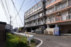 筑紫野市Murasaki Good Place House的公寓大楼前一条空的街道