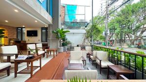 un restaurant avec des tables et des chaises sur un balcon dans l'établissement Ocean Garden Boutique Da Nang by Haviland, à Đà Nẵng