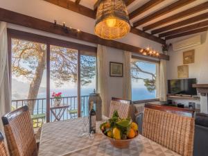 バルデモーサにあるSon Galceran in Valldemossa with Private Poolのダイニングルーム(果物入りテーブル付)