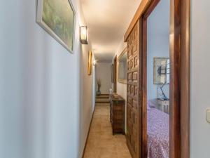 バルデモーサにあるSon Galceran in Valldemossa with Private Poolのベッドと机のある寝室の廊下